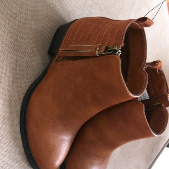 Kids size 12 tan boots - Picture 1 of 4
